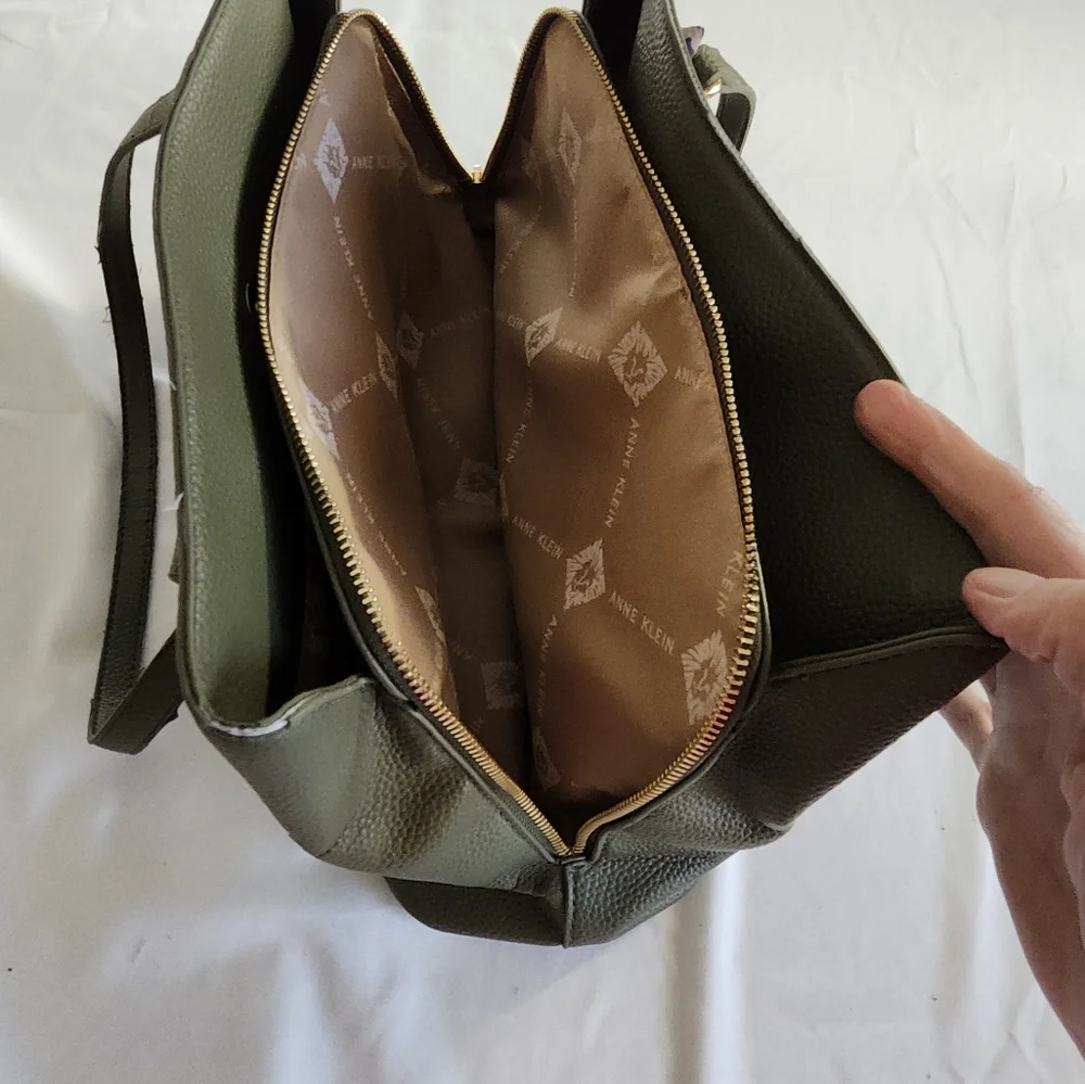 Anne Klein Elegant Green Tote Bag with Gold Chain - Picture 5 of 6